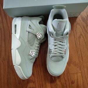 Jordan WMNS Air Jordan 4 Retro in Seafoam/Metallic Silver